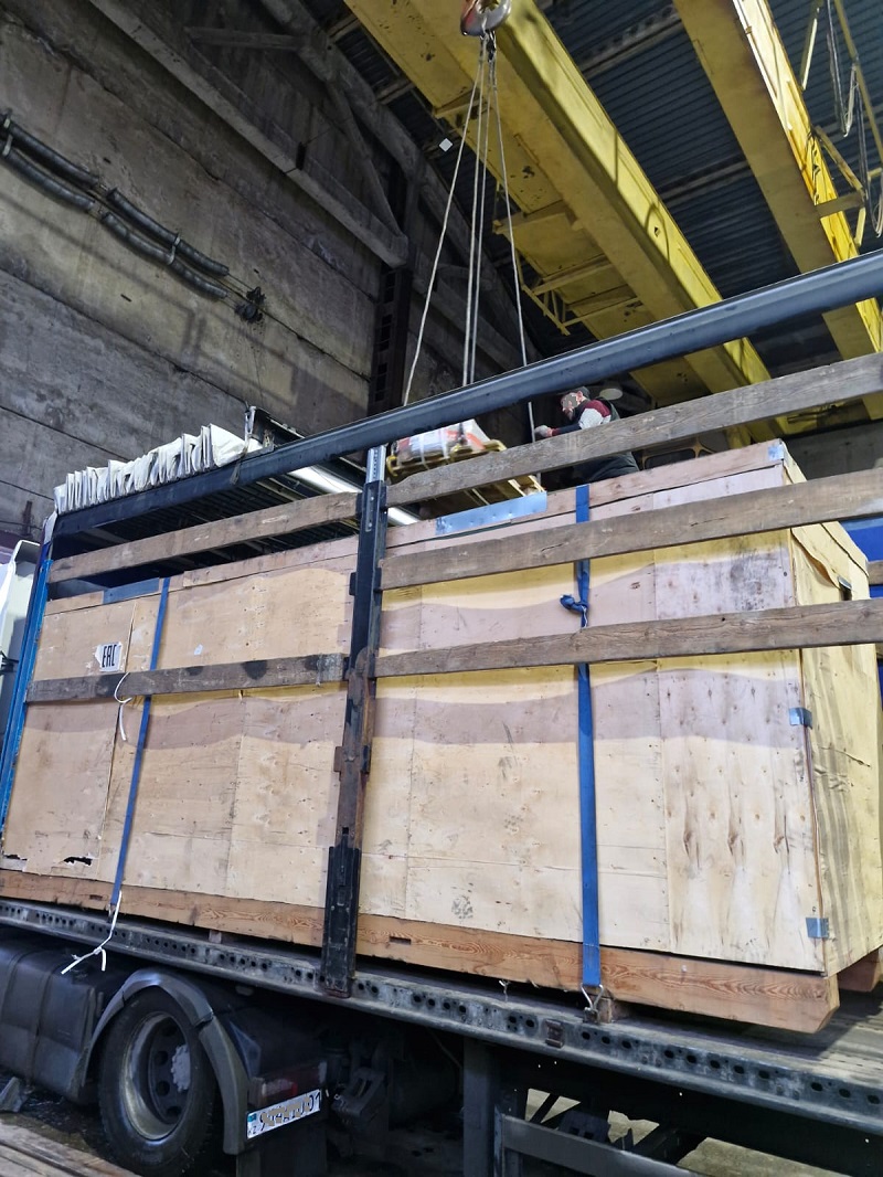 Станок AL800 загружается в авто для отправки клиенту